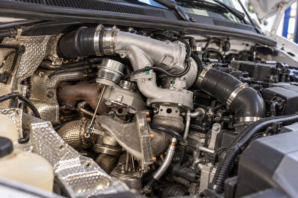Mercedes OM651 Turbocharger Guide: Sprinter 2.1L CDI Failure Symptoms & Replacement 2 Two-stage KP39 and K04 turbo system installed beside the OM651 engine in a W906 Sprinter